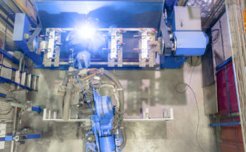 在此过程中焊接机器人。现代焊接生产。