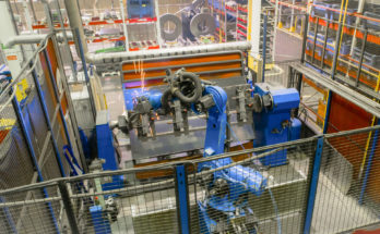 在此过程中焊接机器人。现代焊接生产。