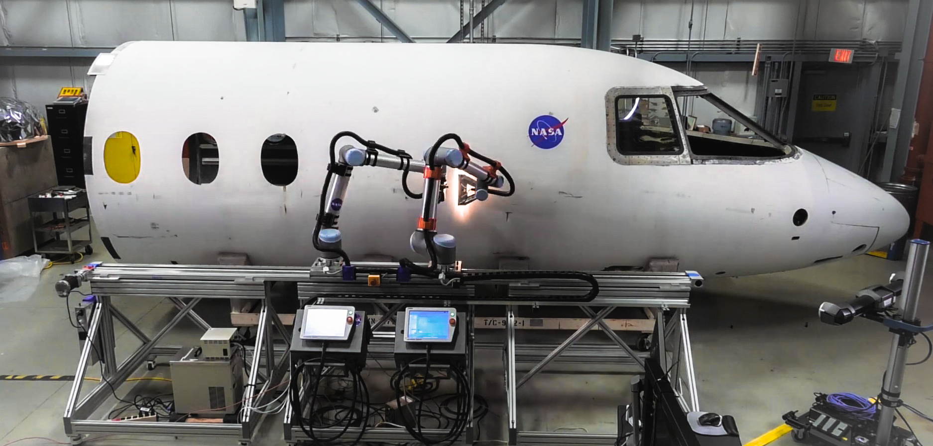 NASA的双机器人检查